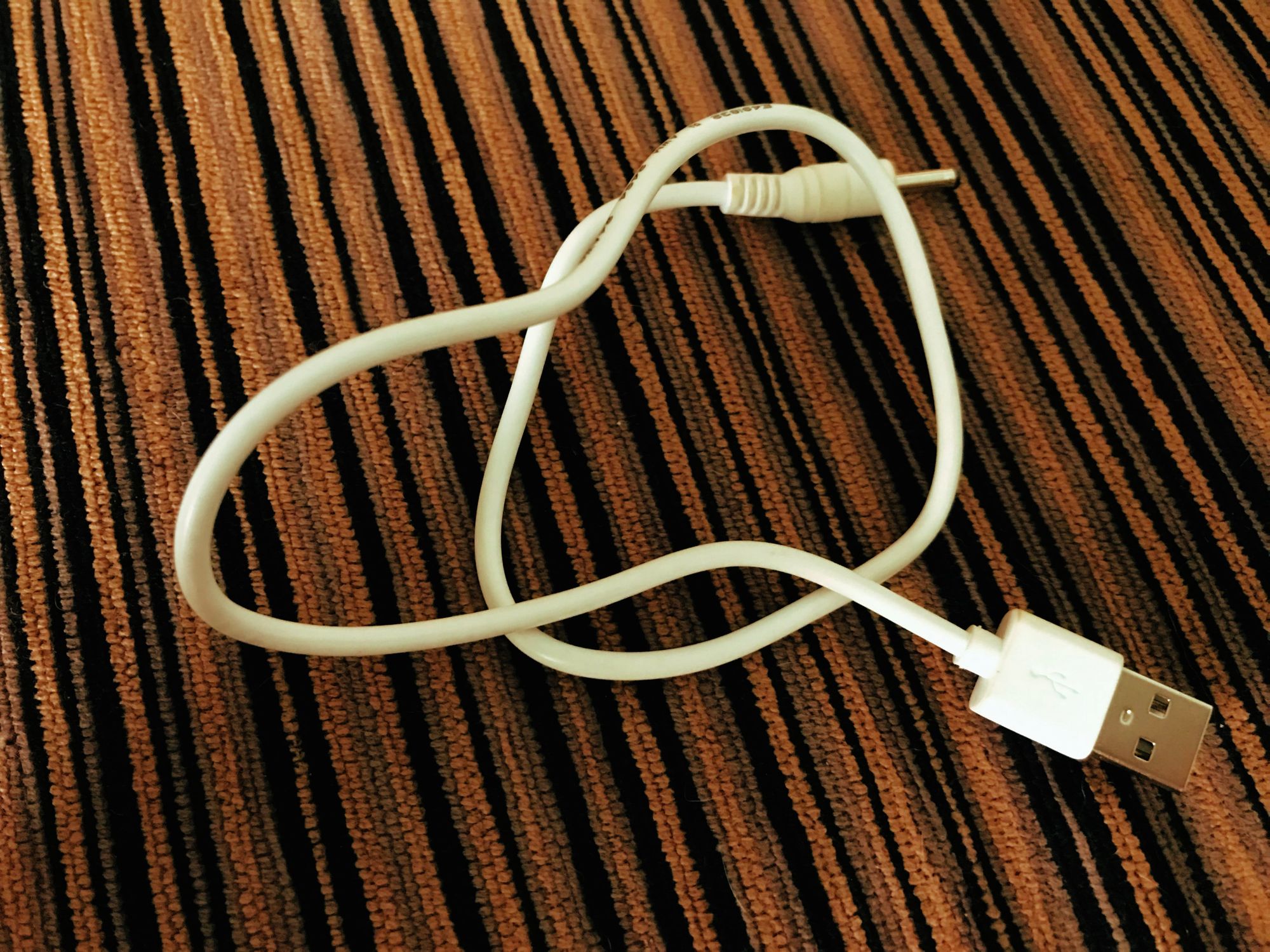 Fehér USB töltő kábel